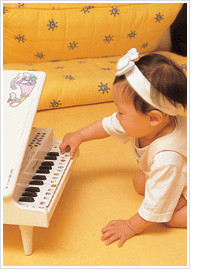 피아노 치는 아기