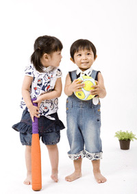 야구배트를 들고있는 여자아이와, 공을 들고있는 남자아이