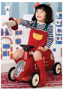 장난감 자동차를 타고있는 여자아이