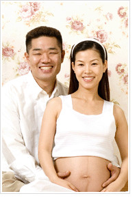 웃고있는 남자와 임산부