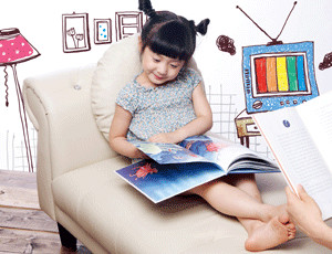 앉아서 책 읽는 여자아이